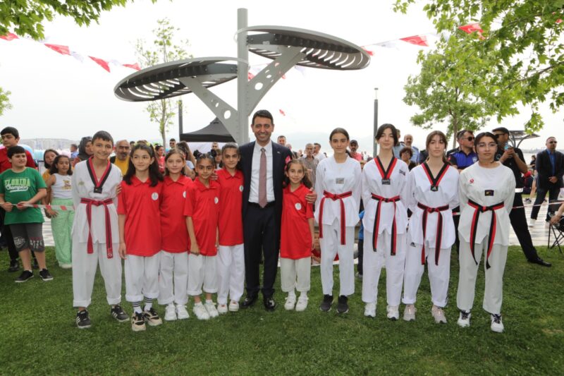 Bayraklı Belediyesi tarafından hayata geçirilen "Kış Spor Okulları" her yaştan