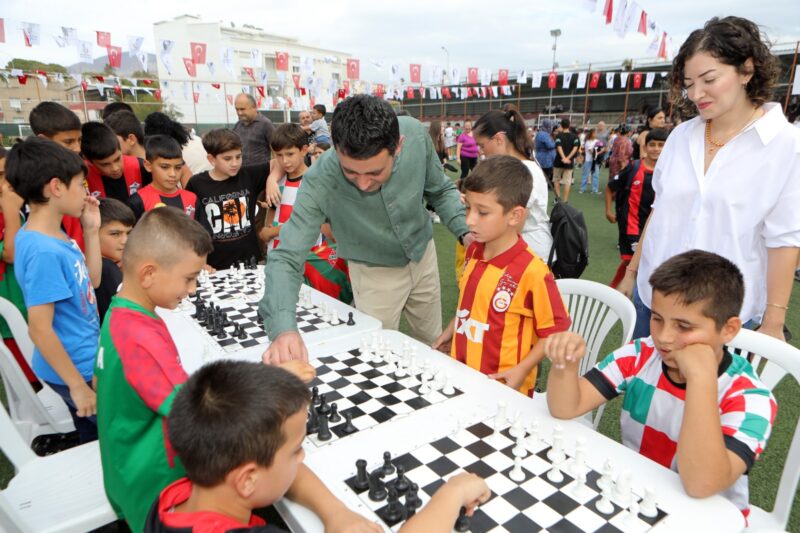 Bayraklı Belediyesi tarafından Gümüşpala Mahallesi Pazar Yeri halı sahasında gerçekleştirilen