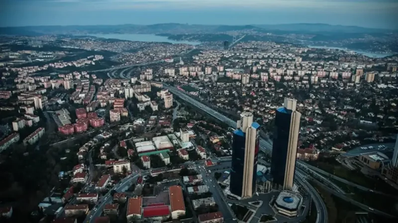 İstanbul Boğazı’nda etkili olan yoğun sis, deniz ulaşımını durma noktasına