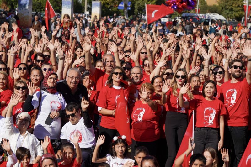 Gaziemir Belediyesi’nin düzenlediği Harmandalı Gösterisi’ne katılan 750 Gaziemirli hep birlikte