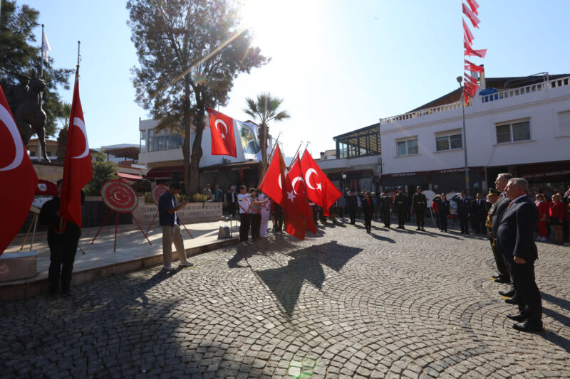 Güzelbahçe’de 29 Ekim Cumhuriyet Bayramı Atatürk’ün huzuruna çelenk sunuldu, saygı