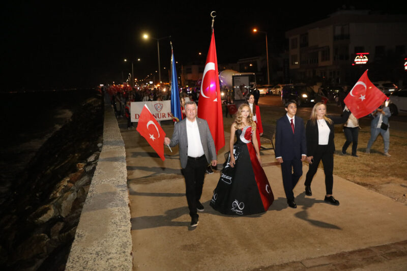 Güzelbahçe Belediyesi, Cumhuriyet’in 101.yılı coşkusu dolu dolu yaşandı. Başkan Günay,