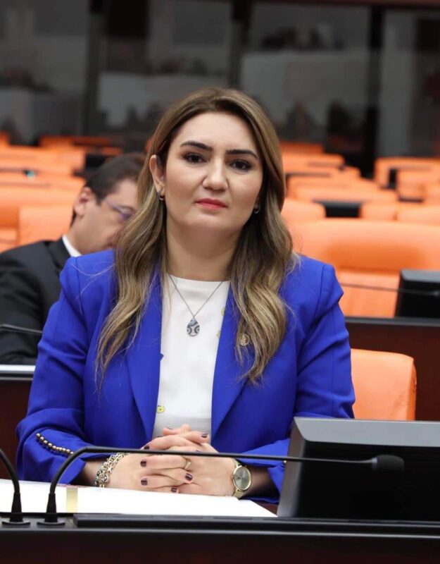 İzmir Büyükşehir Belediyesi Meclis toplantısında, AK Parti Bayraklı Meclis Üyesi