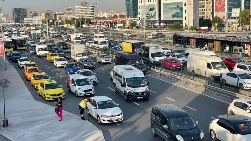 İstanbul'da sabah erken saatlerde trafik yoğunluğu yüzde 70'e ulaştı. Avrupa
