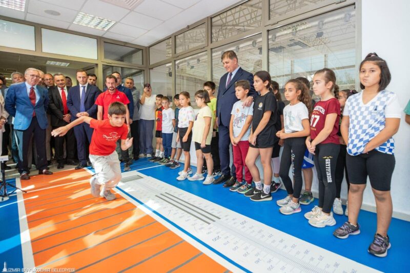 İzmir Büyükşehir Belediye Başkanı Dr. Cemil Tugay, eğitimde fırsat eşitliği