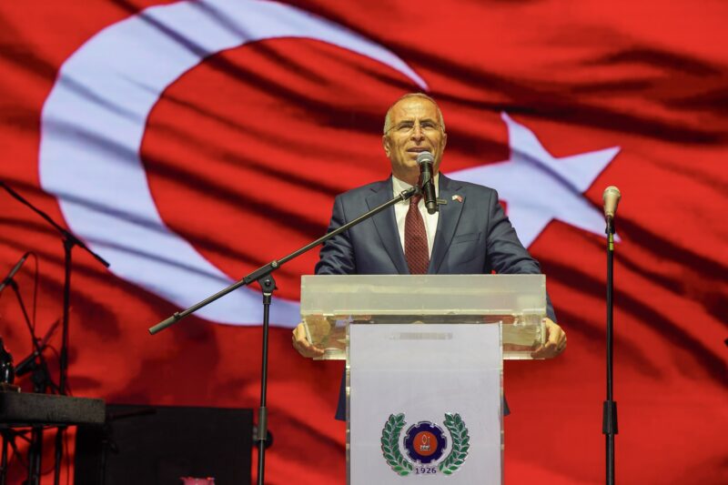 Gaziemir Belediyesi’nin düzenlediği Cumhuriyet Korteji ve Ceylan Ertem konserinde binlerce
