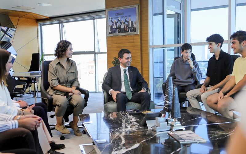Bayraklı Belediyesi Sosyal Etkinlik Merkezi'nde eğitim alarak üniversite ve liseye