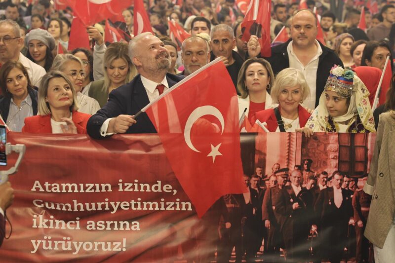 Cumhuriyet Bayramının 101’inci yıl dönümünde binlerce Menemenli, Cumhuriyet yürüyüşünde buluştu.