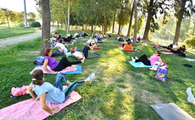 İzmir Büyükşehir Belediyesi’nin ücretsiz olarak “Herkes Spora” sloganıyla düzenlediği sağlıklı