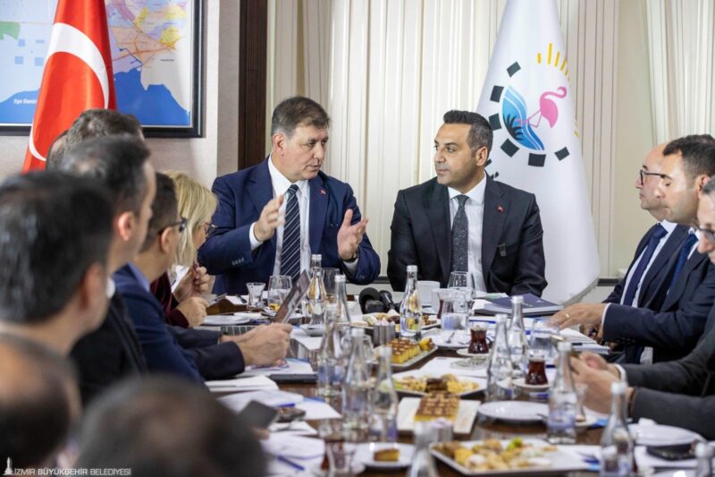 İzmir Büyükşehir Belediye Başkanı Dr. Cemil Tugay, ilçelerin istek, ihtiyaç