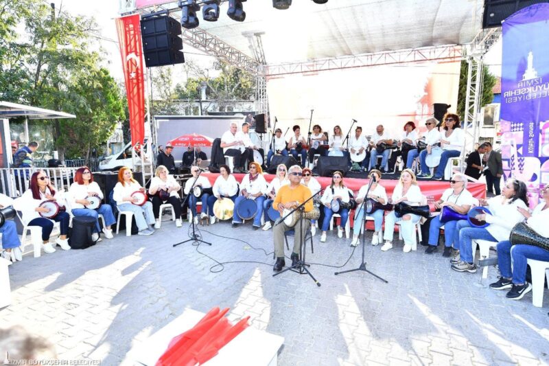 İzmir Büyükşehir Belediyesi’nin Cumhuriyet’in 101’inci yılı coşkusunu merkeze uzak ilçelere