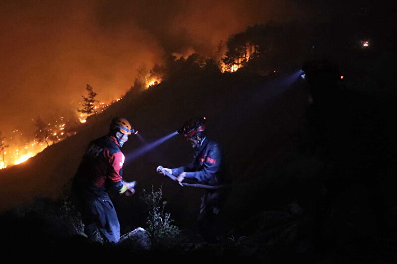 Muğla'da dün gece Dalaman ve Ortaca'da başlayıp devam eden yangınlarla