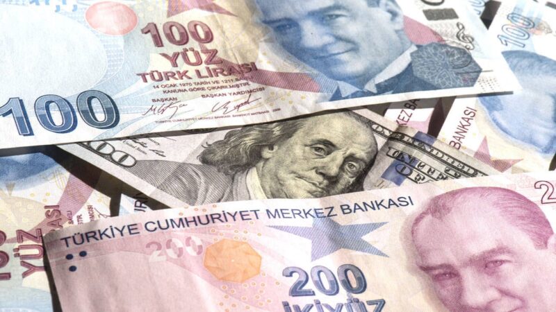 Liranın dolar ve euro karşısındaki eriyişi sürüyor. İstanbul serbest piyasada