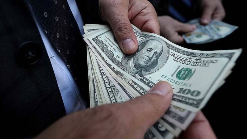 Liranın dolar ve euro karşısındaki eriyişi sürüyor. İstanbul serbest piyasada