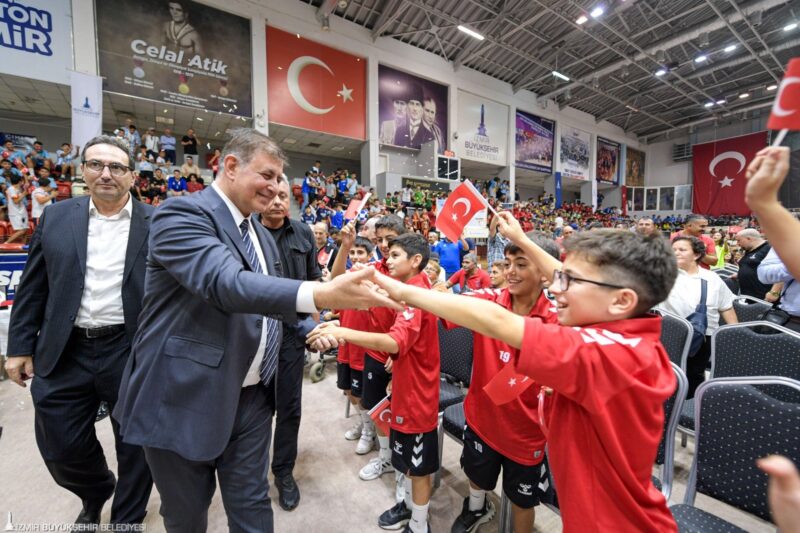İzmir’i gençlikçalışmaları ve spor alanında zirveye taşımayı planlayan İzmir Büyükşehir