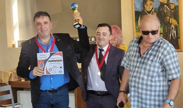 Türkiye’nin Manisa ilinden çıkan başarılı yazar ve şair Aytekin Karapaça,