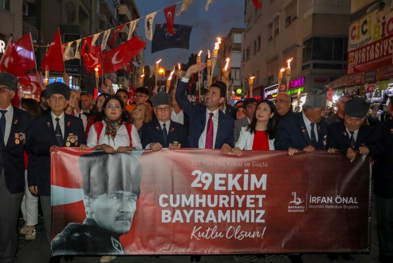 Bayraklı’da Cumhuriyet'in 101. yıl dönümü dolayısıyla kortej yürüyüşü gerçekleşti. Sevgi