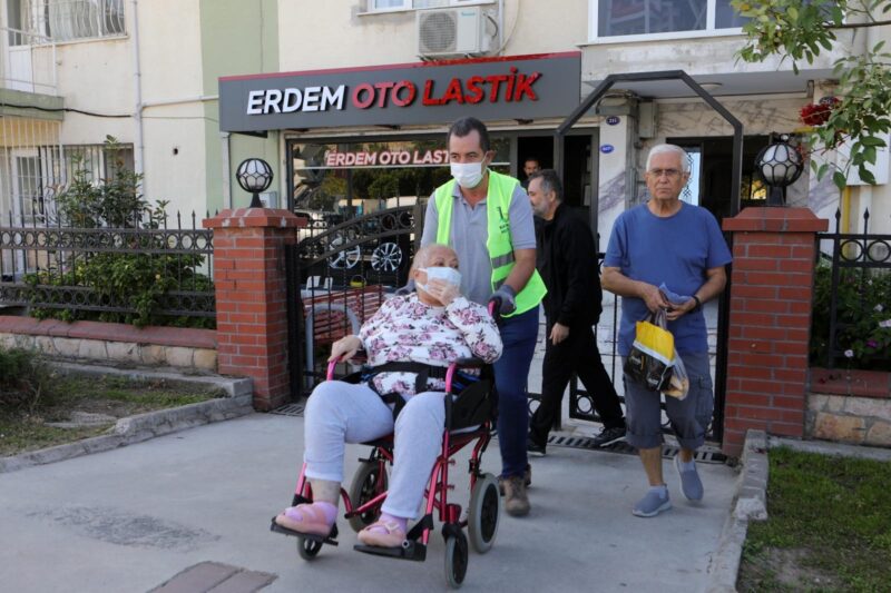 Bayraklı Belediye Başkanı İrfan Önal, kendisine sosyal medya üzerinden hasta