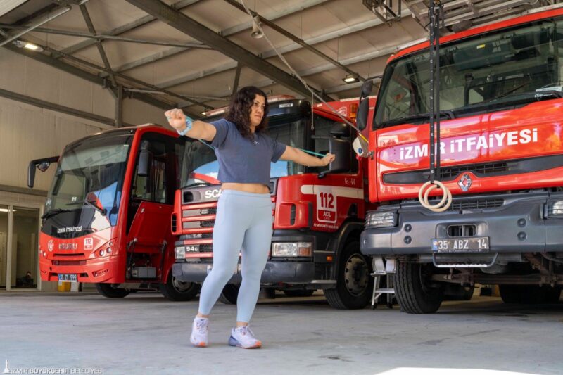 İzmir Büyükşehir Belediyesi İtfaiye Dairesi Başkanlığı bünyesinde görevli itfaiye çavuşu