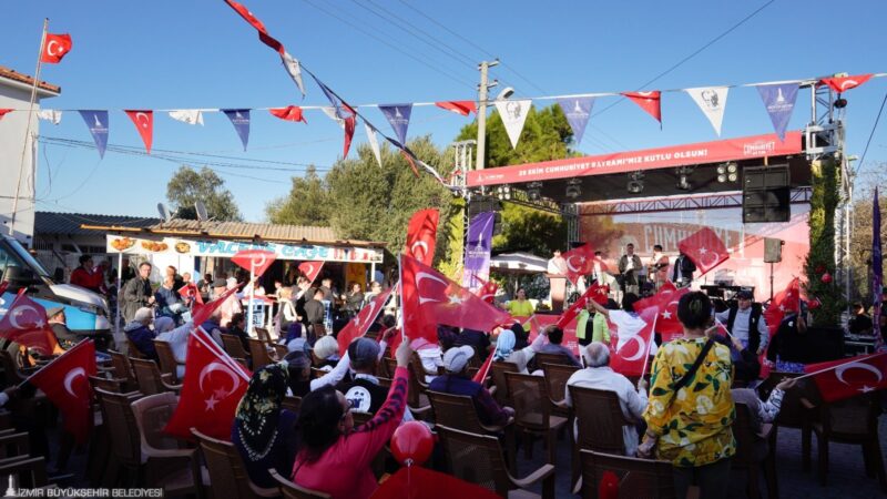  
Cumhuriyet Bayramı'nın 101'inci yılı İzmir'de coşkuyla kutlanıyor. İzmir Büyükşehir