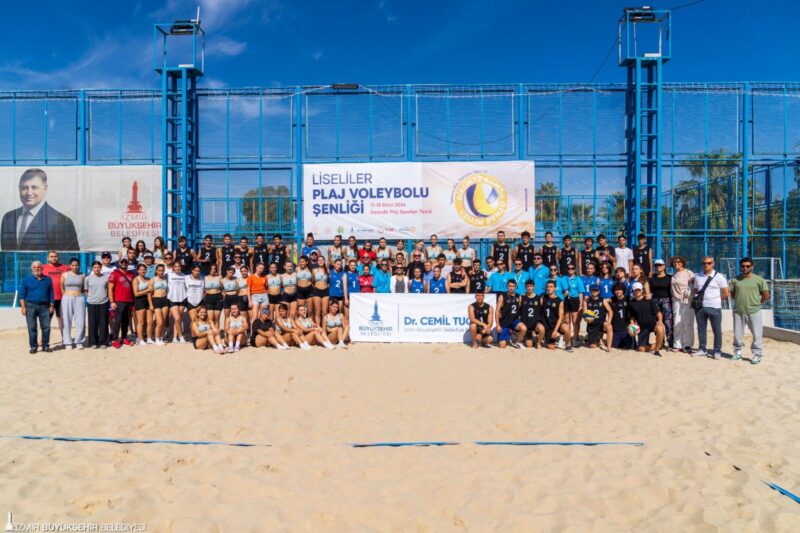 
İzmir Büyükşehir Belediyesi’nin düzenlediği Liseliler Plaj Voleybolu Şenliği başladı. Şenlikte,