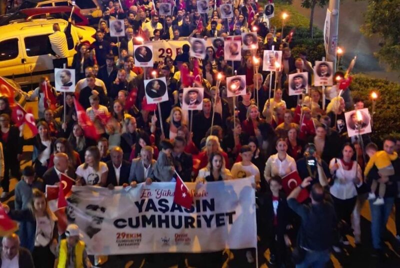 29 Ekim Cumhuriyet Bayramı, gün boyunca Çiğli’de coşkuyla kutlandı. Sabah