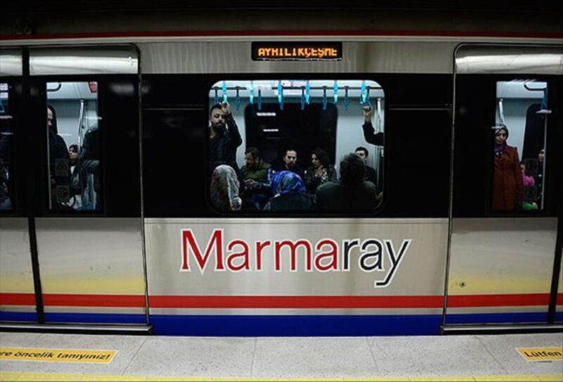 İstanbul'un en önemli ulaşım hatlarından biri olan Marmaray'da arıza olduğu