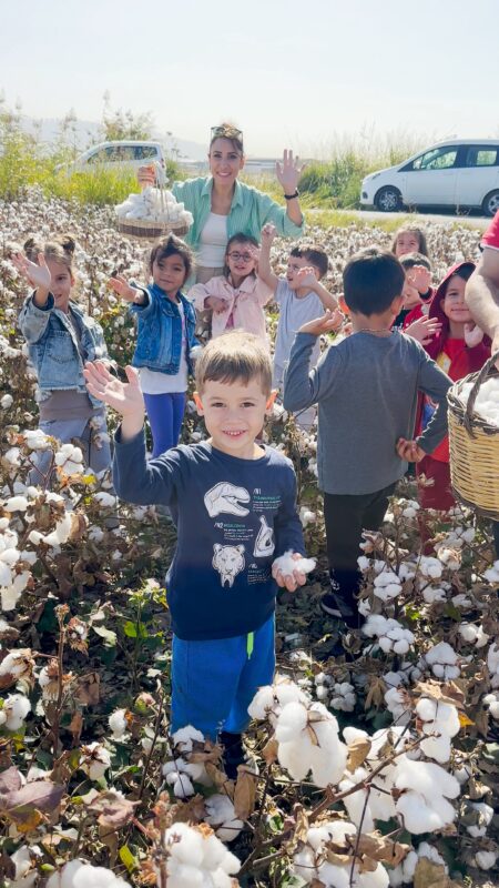 

Menemen Belediyesi Ulukent Anaokulu'nun minik öğrencileri, ilçeyi beyaza boyayan pamuk