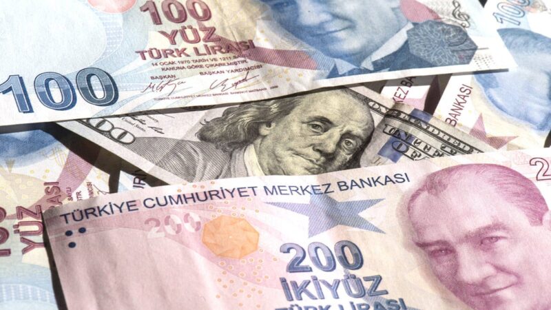 Reuters'ın anketine göre, Dolar/TL'nin bir ay sonra 34.6267, yıl sonunda