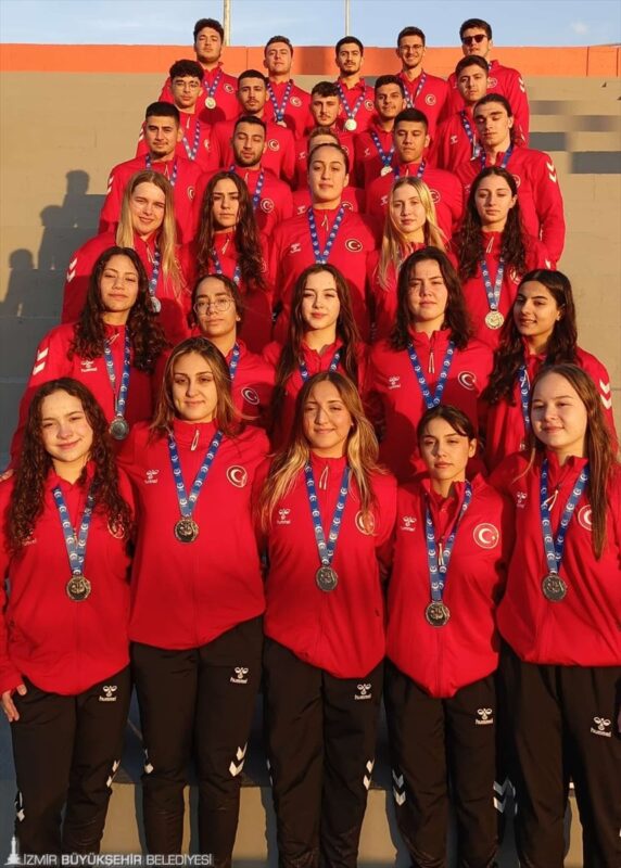 İzmir Büyükşehir Belediyesi Spor Kulübü sualtı ragbisi takımında yer alan