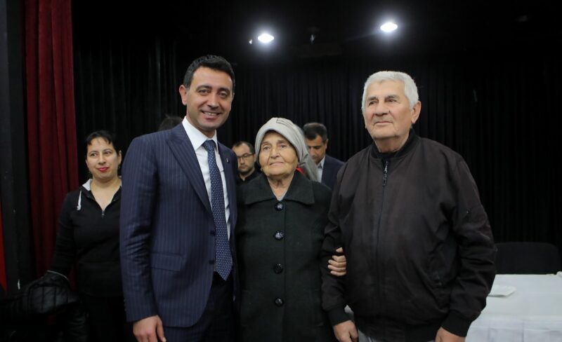 Bayraklı Belediye Başkanı İrfan Önal, depremzede vatandaşlarla bir araya gelerek