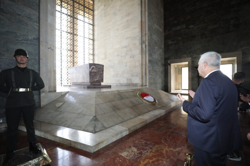
Kemalpaşa Belediye Başkanı Mehmet Türkmen, Türkiye Cumhuriyeti'nin Kurucusu Gazi Mustafa