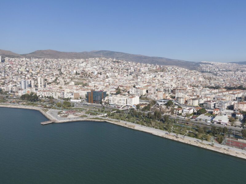 Kadına yönelik şiddet vakalarının artmasıyla birlikte Bayraklı Belediyesi, kadınların kendilerini