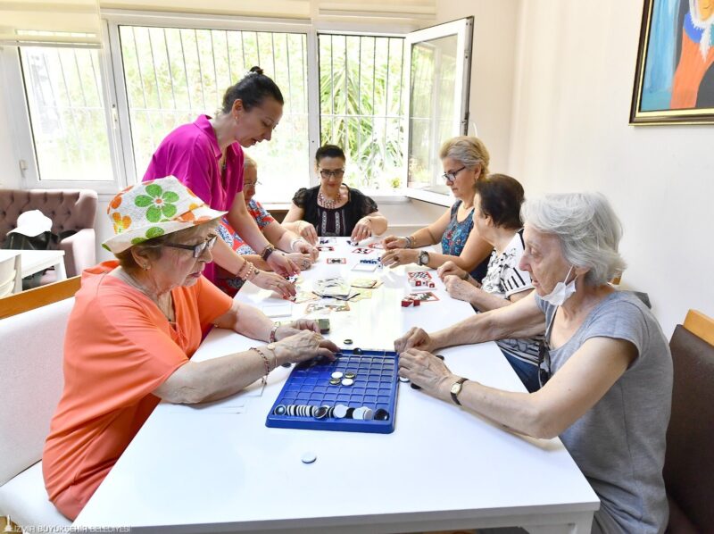 İzmir Büyükşehir Belediyesi, yaşlı nüfusu giderek artan İzmir için İleri