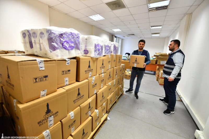 İzmir Büyükşehir Belediyesi devlet okullarına hijyen seti desteğine başlıyor. İlk