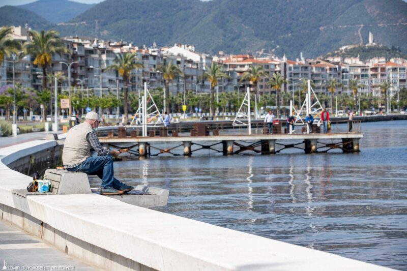 İzmir Körfezi’nin temizliği için çalışmalarını sürdüren İzmir Büyükşehir Belediyesi, 27