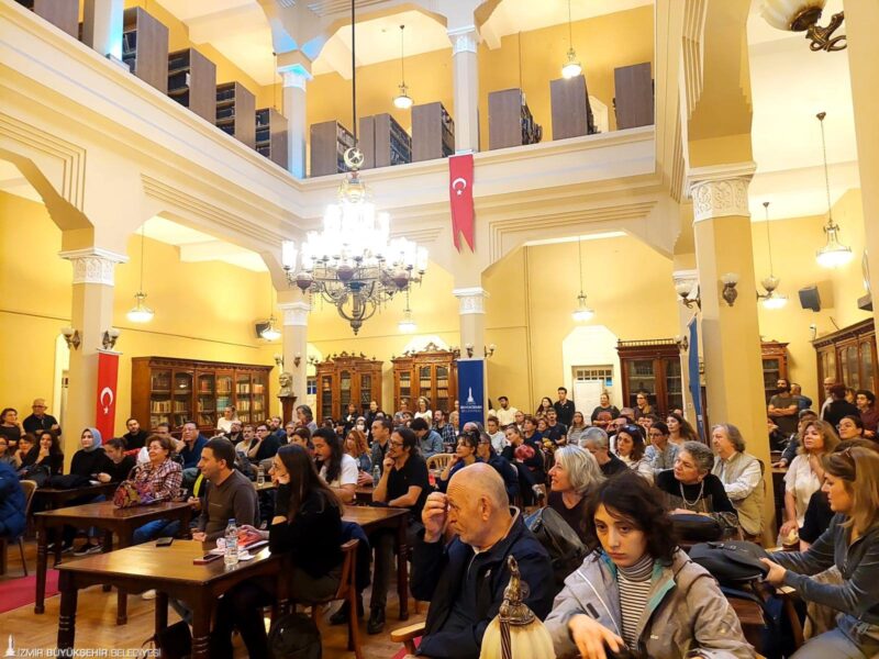 İzmir Büyükşehir Belediyesi tarafından düzenlenen Edebiyat Söyleşileri’nin ikinci konuğu olan