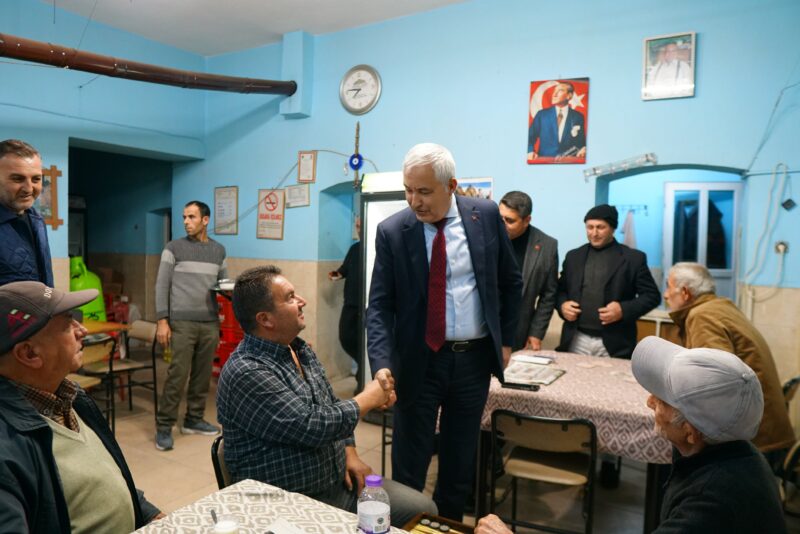 Kemalpaşa Belediye Başkanı Mehmet Türkmen, vatandaşlarla bir araya geldiği hemşehri