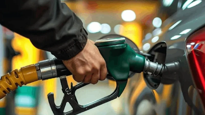 Akaryakıt ürünlerinde fiyatlar yine değişti. Benzinin litre fiyatına 10 kuruş