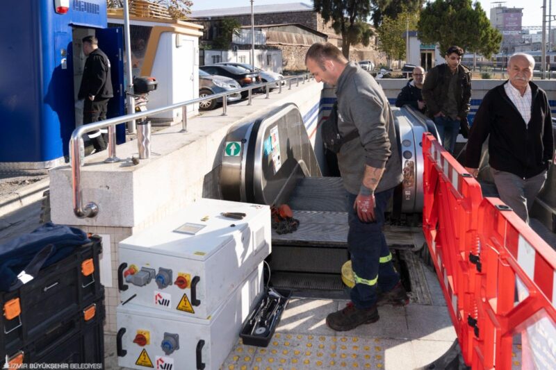 Evka 3-Narlıdere Kaymakamlık arasında hizmet veren 27 kilometrelik İzmir Metrosu’nun