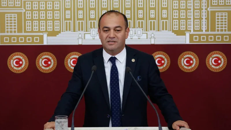 CHP Genel Başkanı Özgür Karabat, toplumun derin yoksulluğa hapsolduğunu ve