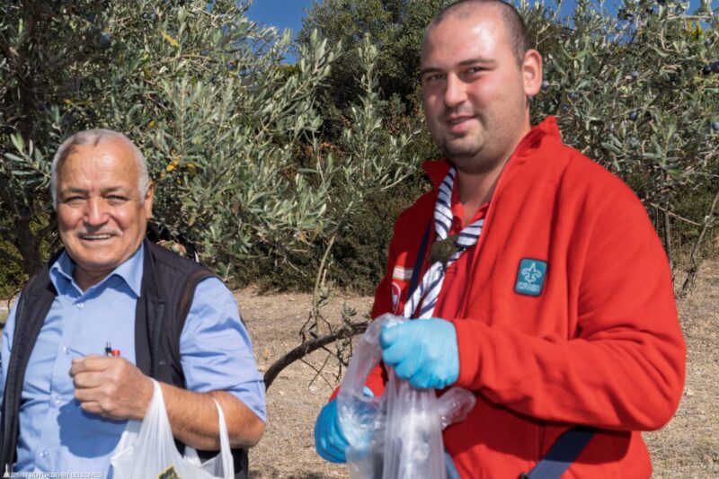 İzmir Büyükşehir Belediyesi’nin Buca Belenbaşı’ndaki zeytinlik alanında düzenlenen etkinlikte, engelli