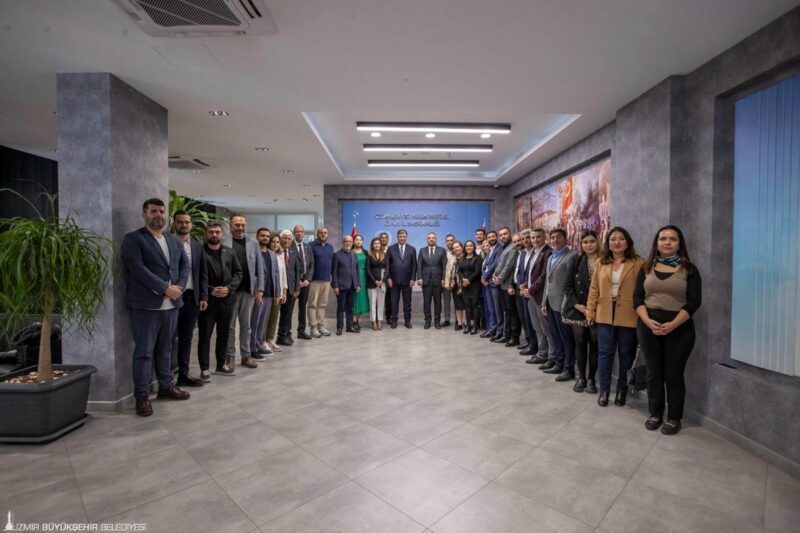 CHP İzmir İl Başkanı Şenol Aslanoğlu ve il yönetim kurulu