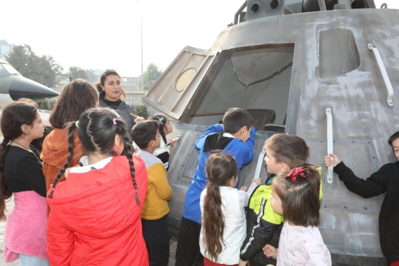 Sosyal desteklerle ihtiyaç sahibi, dar gelirli aileleri yalnız bırakmayan Bayraklı