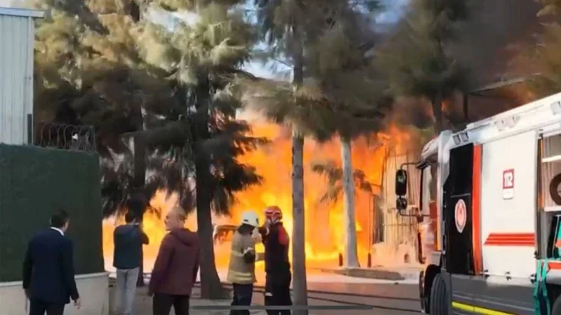 İzmir'in Çiğli ilçesinde bulunan bir kimya fabrikasında henüz bilinmeyen nedenle