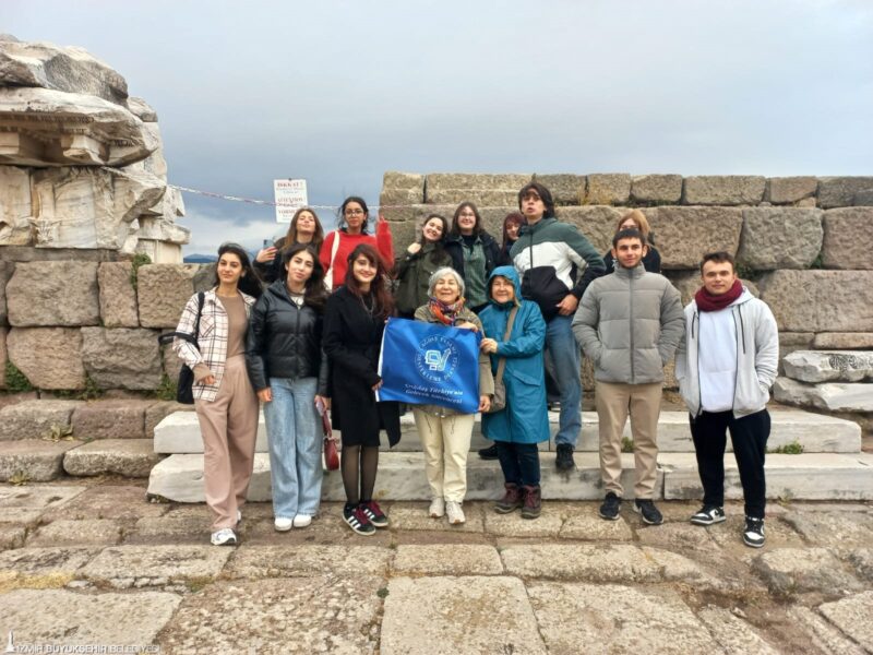 İzmir Büyükşehir Belediyesi tarafından başlatılan “Kitaplarla Yolculuk” projesi kapsamında, her