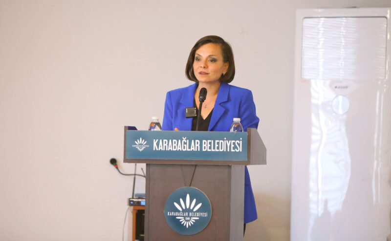 Karabağlar Belediyesi, bağımlılıkla mücadele çerçevesinde başlattığı seminer programlarıyla aileleri bilinçlendirmeyi