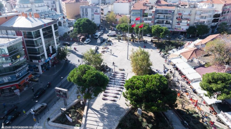 İzmir Büyükşehir Belediyesi Gaziemir’in sembolü Abdullah Arda Meydanı’ndaki yenileme çalışmalarını