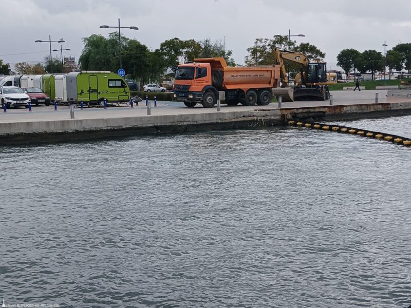 İzmir Büyükşehir Belediyesi İZSU Genel Müdürlüğü ekipleri, özellikle yağışlı günlerde