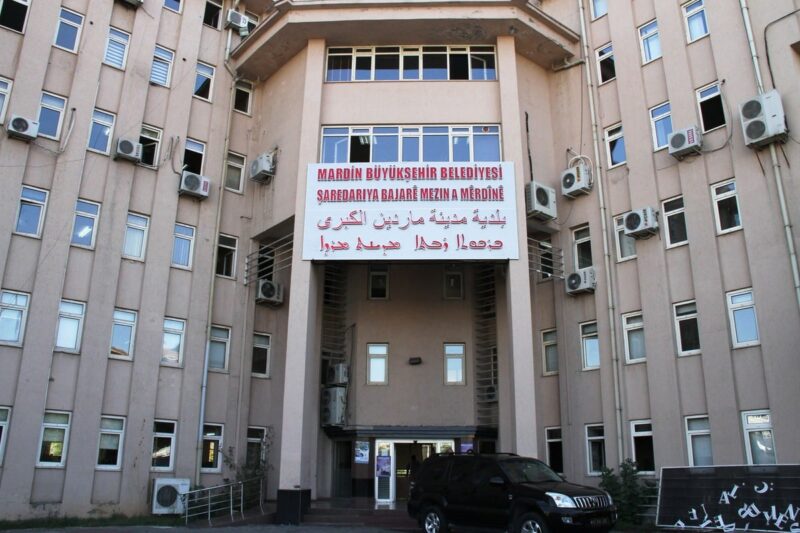 
Mardin Büyükşehir Belediyesi, Batman Belediyesi ve Halfeti Belediyesi'ne kayyum atandı.